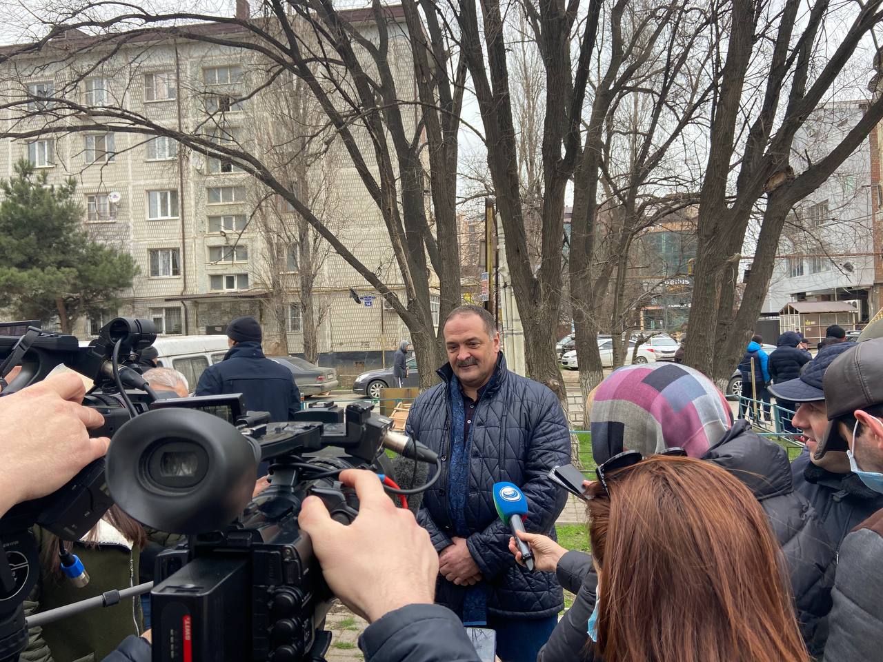 Сергей Меликов посетил субботник в одном из районов Махачкалы