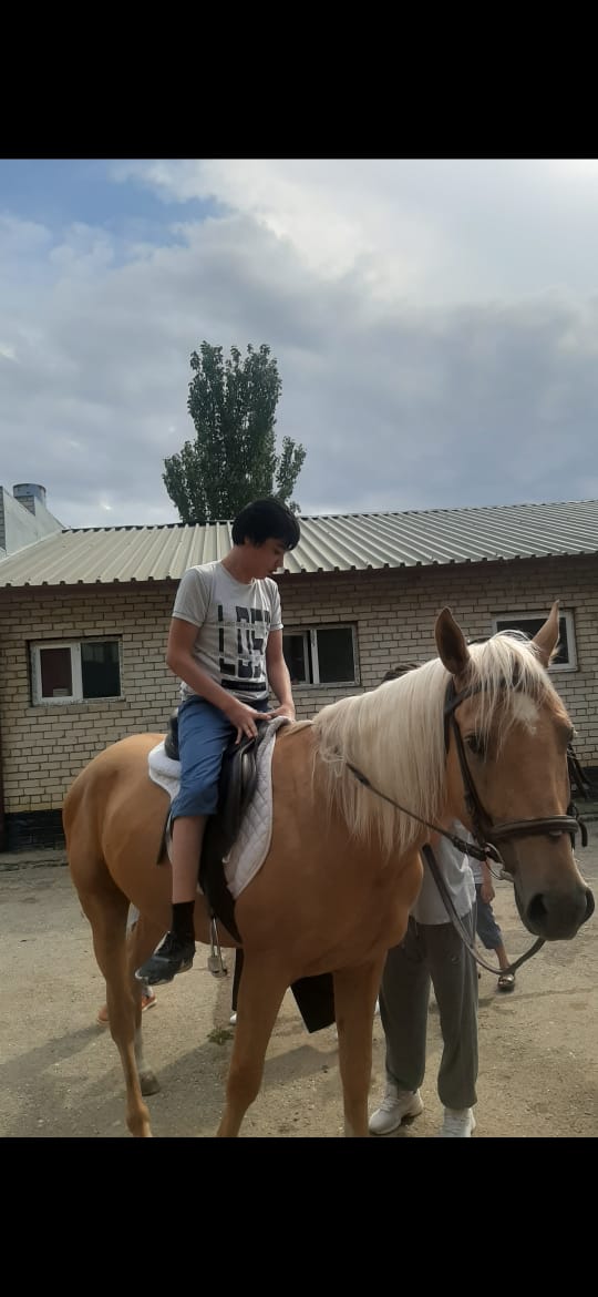 Особенные дети Дагестана пообщались с лошадьми в конном клубе «Джигит»