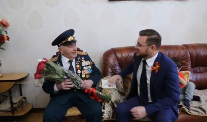 Салман Дадаев поздравил с Днём Победы участника ВОВ Ильяса Батырхановича Казиханова