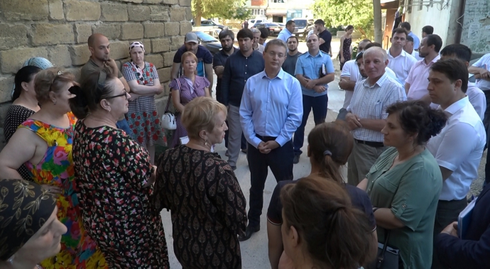 Правительственная делегация встретилась с жителями аварийного общежития в КаспийскеДиана Муталибова