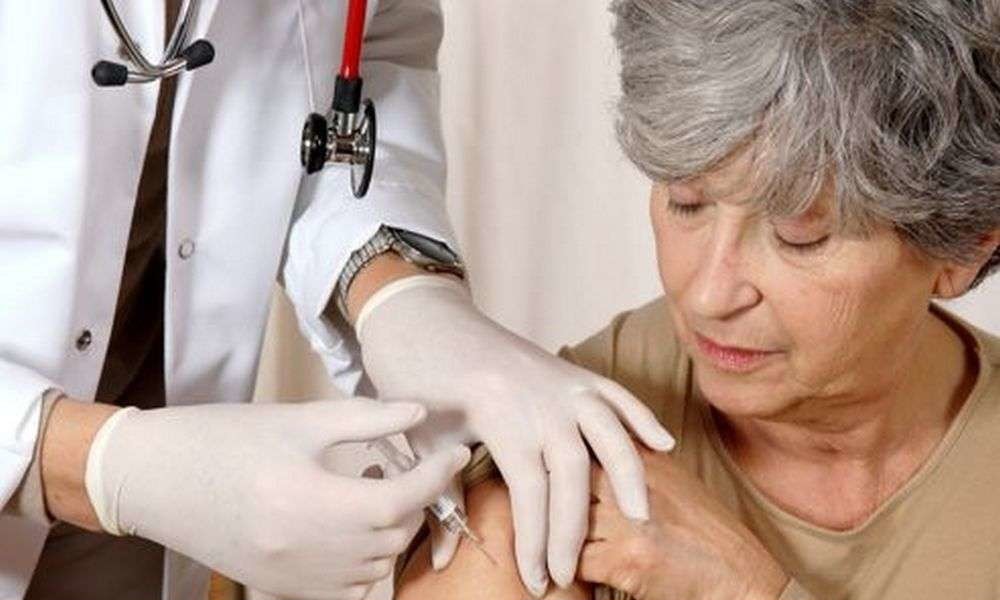 Пожилые люди легче переносят вакцинацию от коронавируса