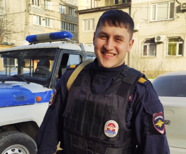 Махачкалинский полицейский спас ребенка