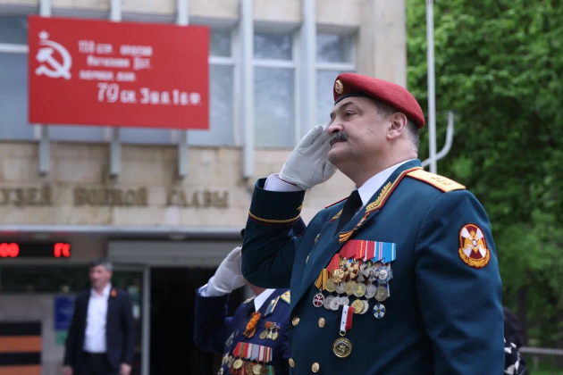 Сергей Меликов принимает участие в мемориальной церемонии ко Дню Победы