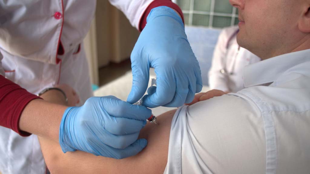 Рустам Яикбаев коронавирусгъа къаршы вакцина этдирген