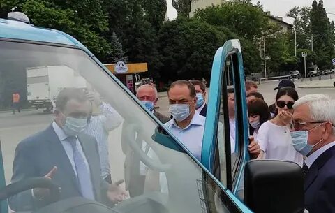 Сергей Меликов в Махачкале прокатился на электромобиле завода "ГАЗ"