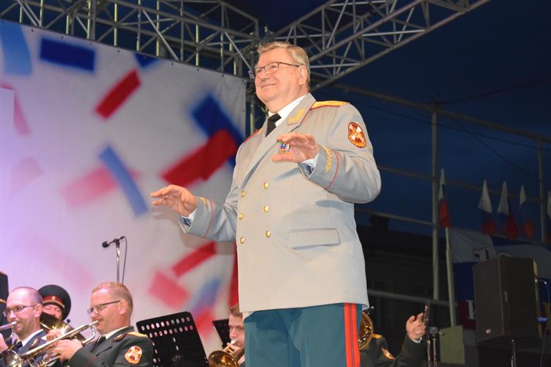 Сергей Меликов посетил концерт Академического ансамбля песни и пляски войск национальной гвардии РФ