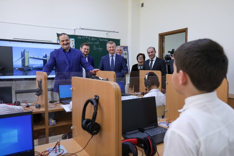 Сергей Меликов вместе с заместителем министра просвещения страны осмотрели  новую школу в Талги