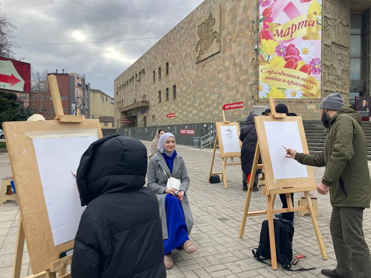 Акция "Музыка и портреты для любимых" проходит в Махачкале