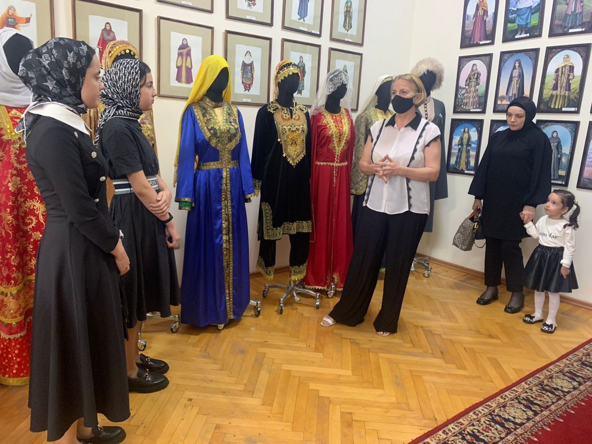 Для дочерей погибшего офицера на Украине сошьют национальные костюмы