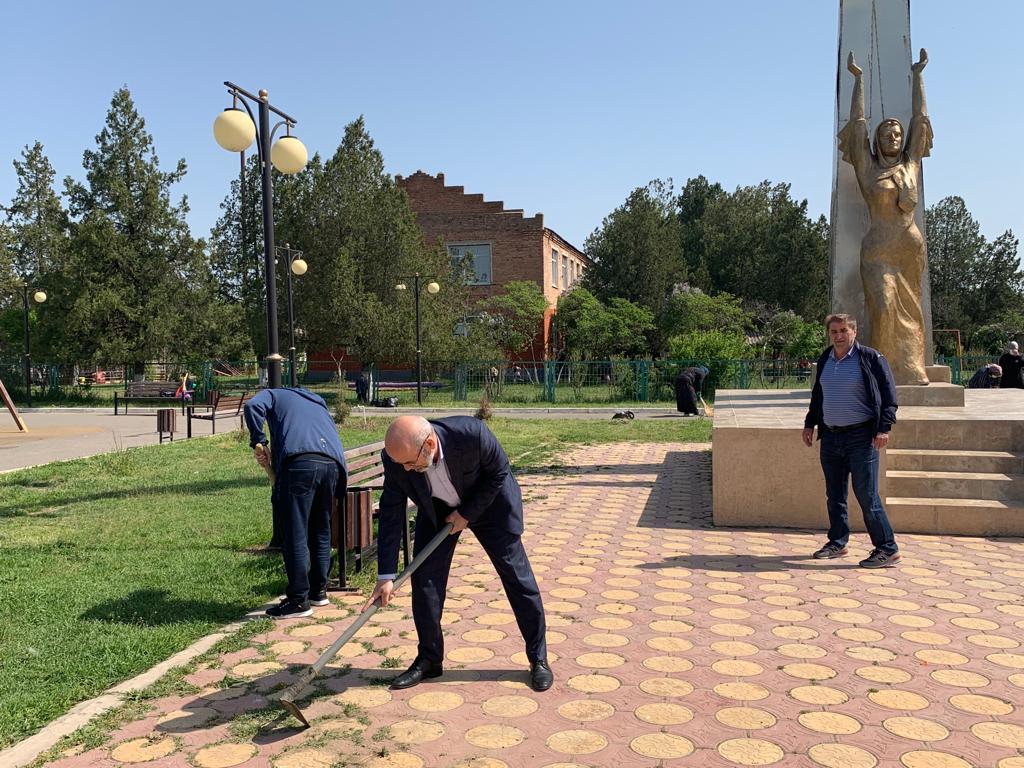 Привели в порядок территорию памятника участникам Великой Отечественной войны