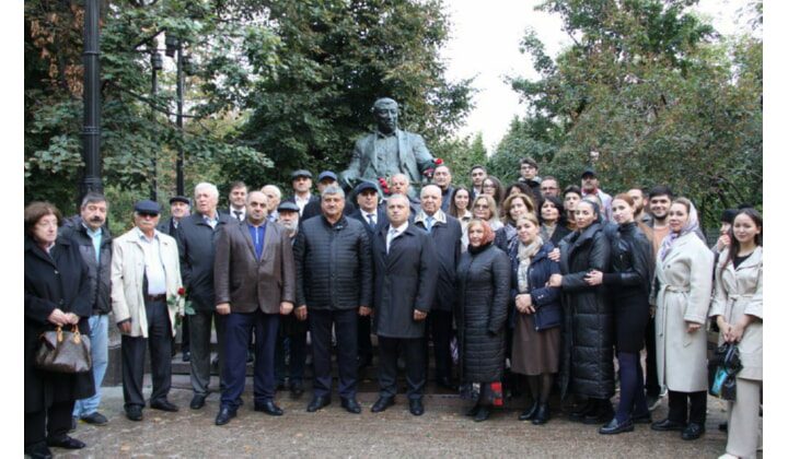 Алексей Гасанов и Владислав Толстюк возложили цветы к памятнику Расулу Гамзатову в Москве