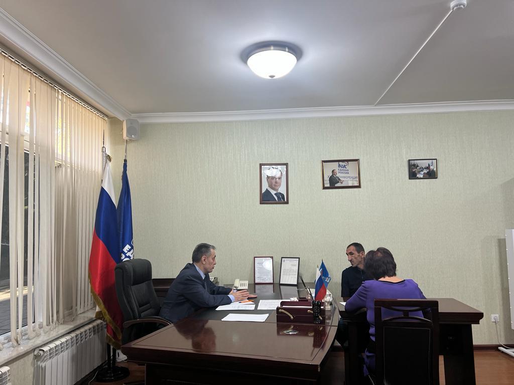 Вопросы граждан рассмотрели в общественной приемной Единой России