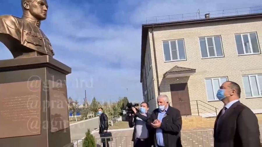 В Новолакском районе Дагестана торжественно открыли памятник Герою СССР В Амет-Хан Султану