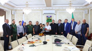Глава Хасавюрта вручил орден Мужества семье погибшего Шамиля Омарова