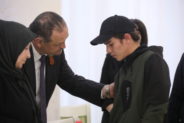 Сергей Меликов поручил правительству РД проработать меры поддержки детям погибших военнослужащих