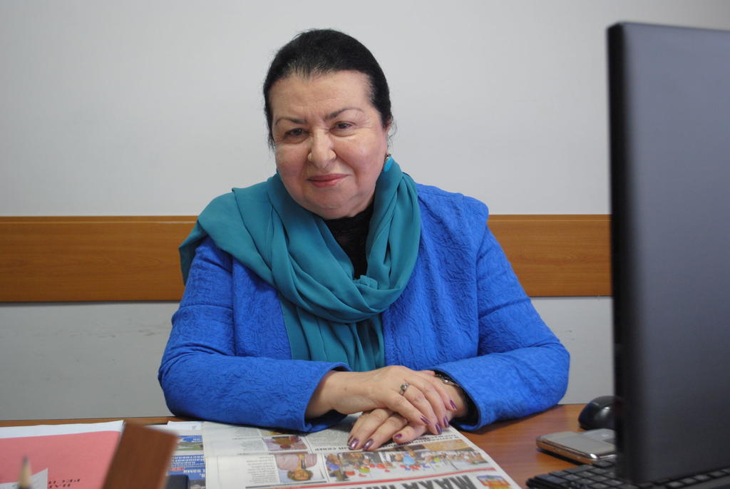 Сергей Меликов наградил Людмилу Авшалумову