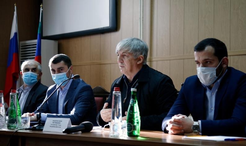 Госсекретарь Дагестана Хизри Абакаров пообщался с жителями Докузпаринского района