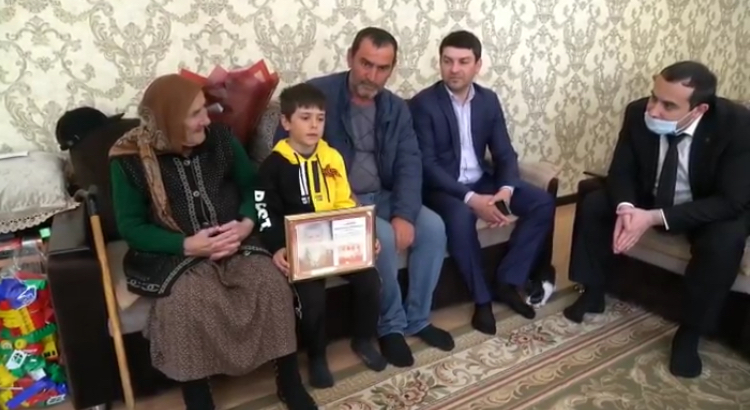 Глава Каякентского района Магомед Эльдерханов посетил на дому вдов ветеранов войны