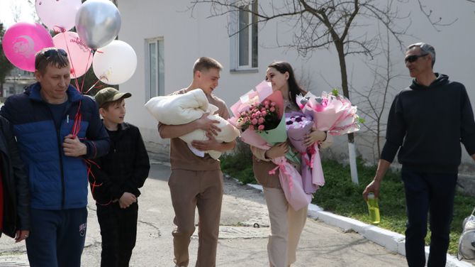 Мобилизованный из Кизляра встретил из роддома жену и новорождённую дочку