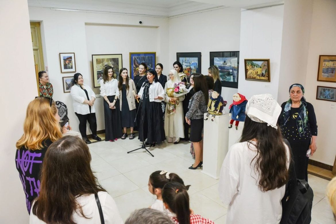 Открылась выставка работ преподавателей Махачкалинской художественной школы