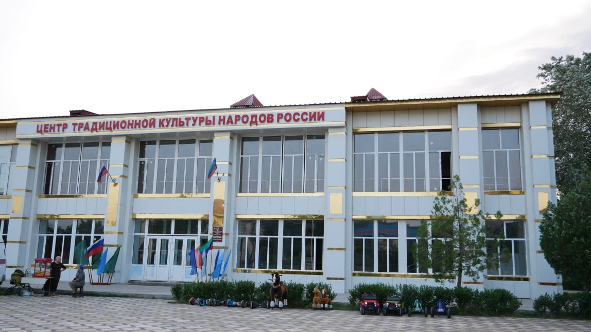 Меликов посетил площадку незавершенного строительства Центра культуры на 600 мест в селе Бабаюрт