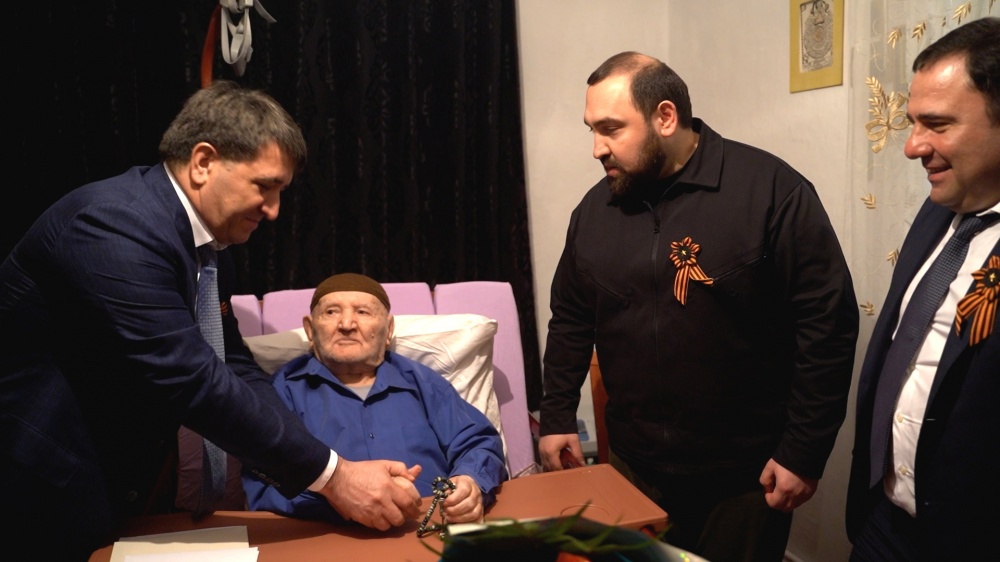 В Хасавюртовском районе поздравили с Днем Победы старейшего ветерана ВОВ Касума Кубатова