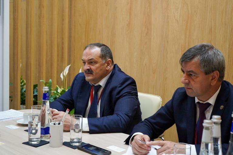 Сергей Меликов обсудил с председателем Совета директоров АО "Салаватстекло" Радиком Султановым перспективы развития отрасли в Дагестане
