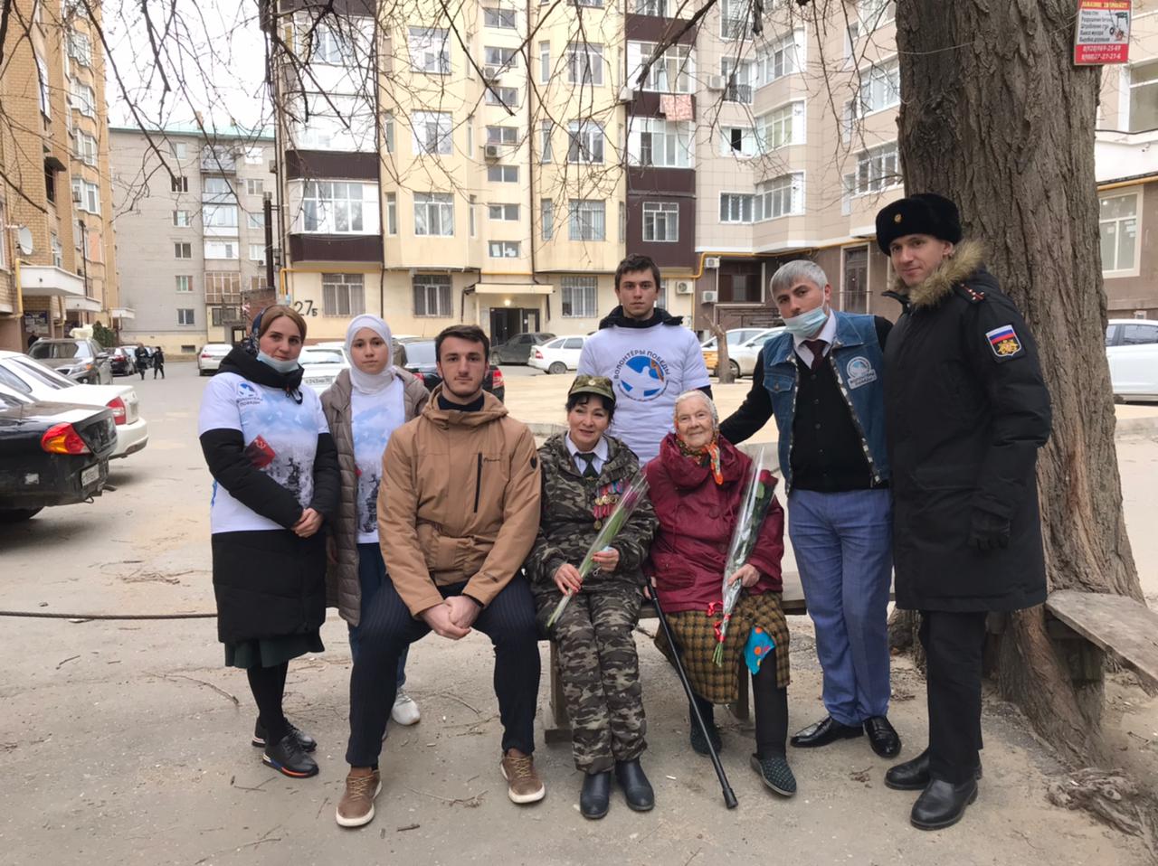 Участники движения «Волонтёры Победы» поздравили около 2000 женщин с 8 Марта