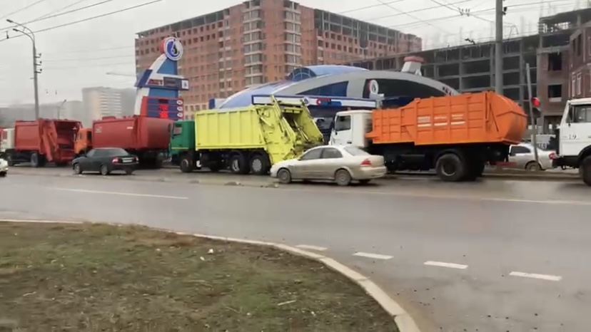 В Каспийск завезена техника для вывоза твердых бытовых отходов