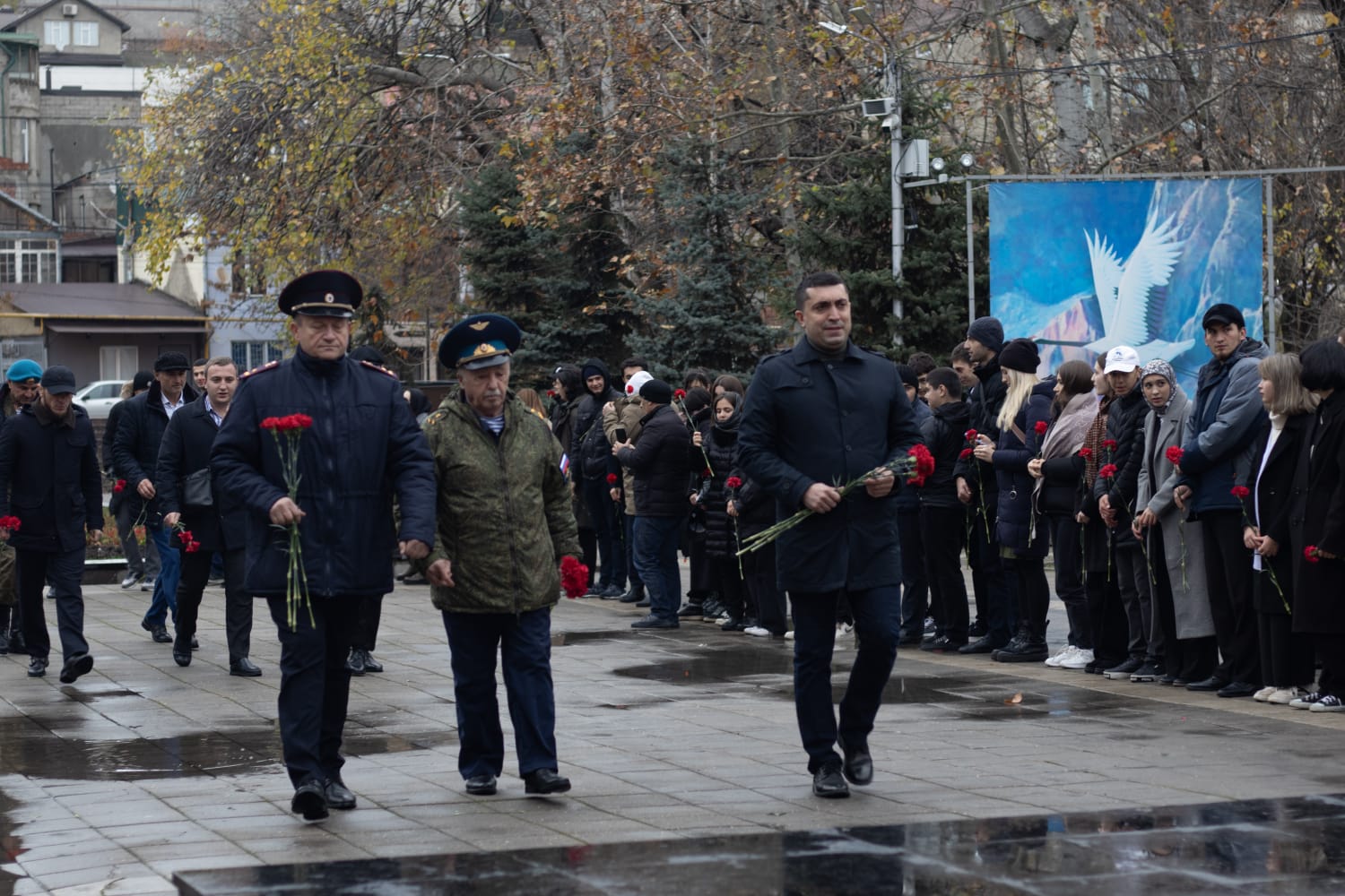 В Махачкале в День неизвестного солдата состоялась церемония возложения цветов к Вечному огню