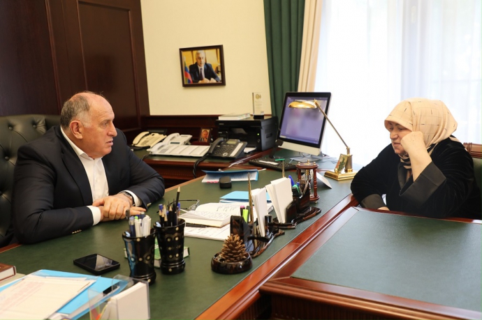 Председатель правительства РД заверил Залпу Магомедрасулову в поддержке ее творчества