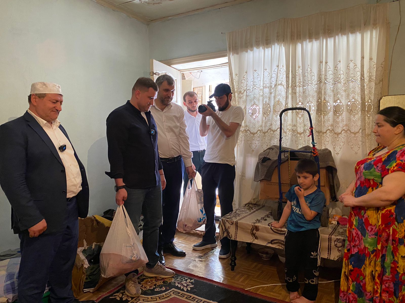 Артём Бичаев раздал жертвенное мясо малообеспеченным семьям в честь праздника Курбан- байрам