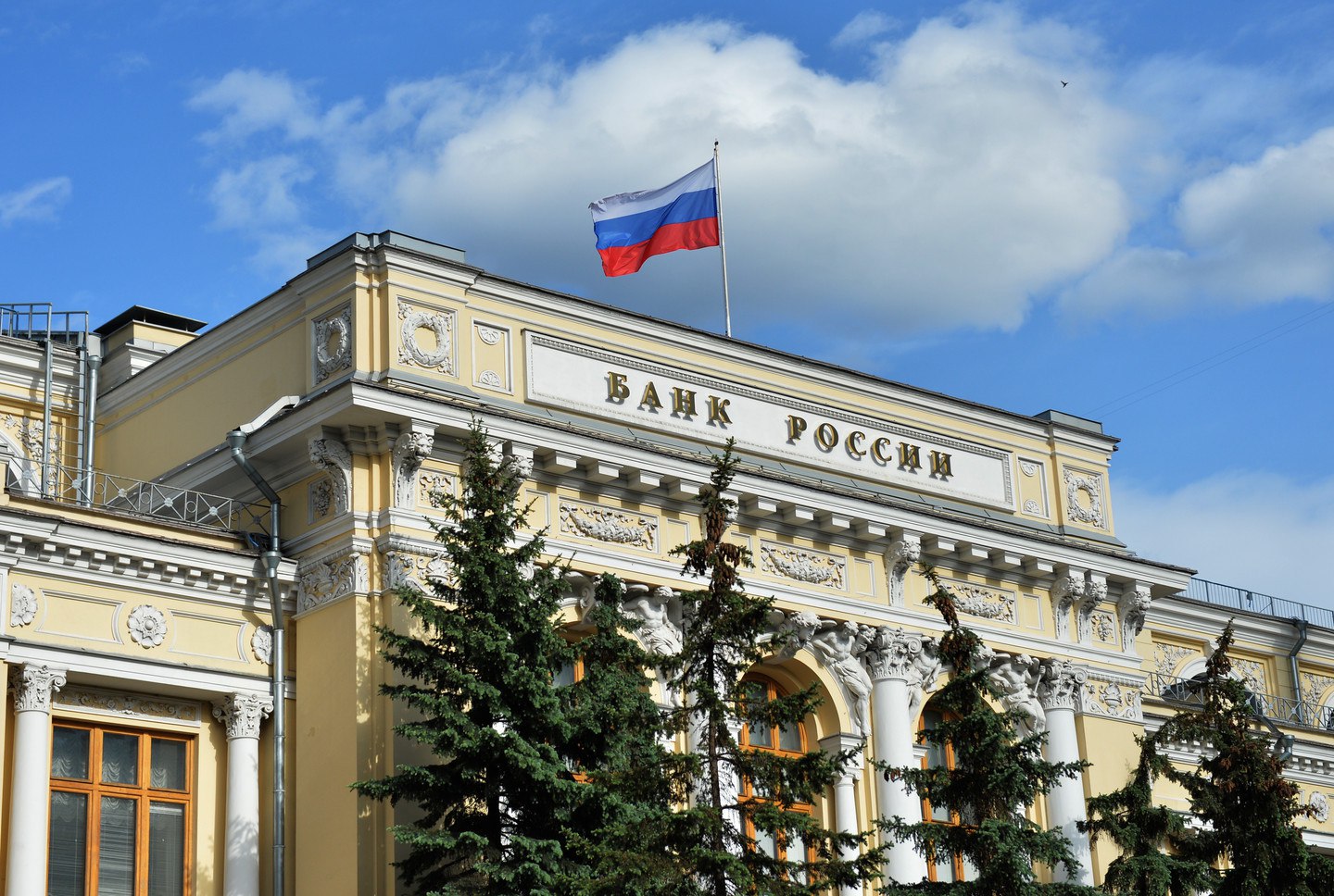 В России вводят временный порядок операций с наличной валютой