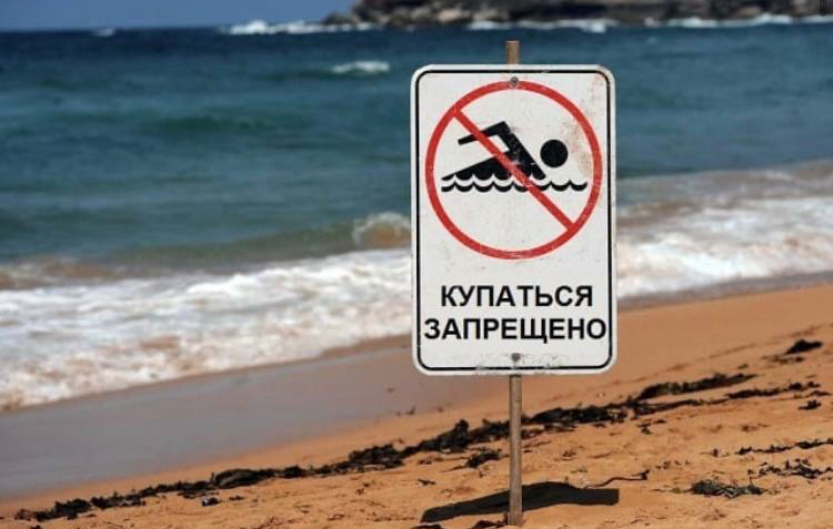 На 6 пляжах Махачкалы запрещено купаться