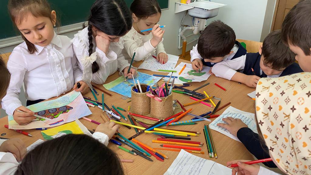 Школьники Хасавюрта продолжают писать письма солдатам