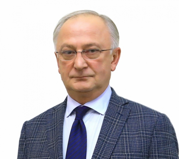 Абдулпатах Амирханов поздравил женщин с праздником