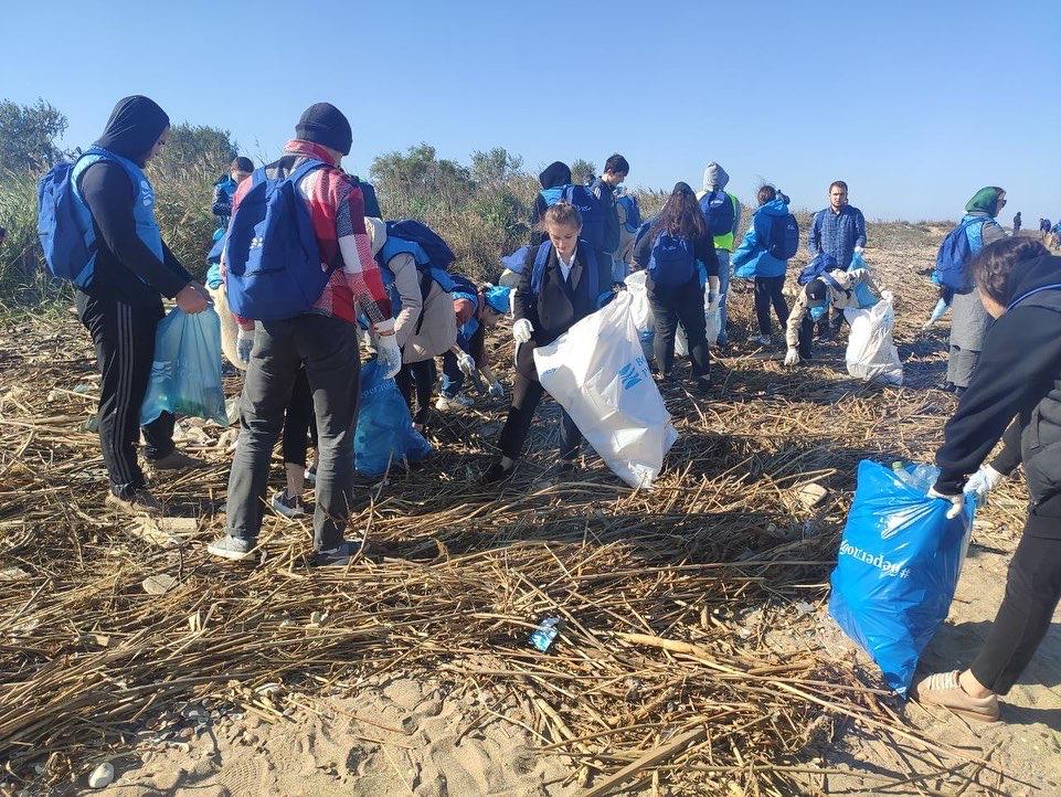 В Дагестане добровольцы "Вода России" очистили берег моря у поселка Турали