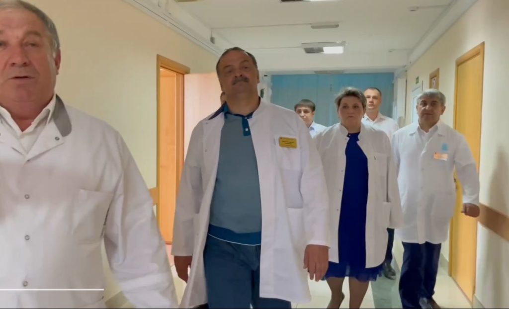 Сергей Меликов посетил детскую больницу им. Н.М. Кураева