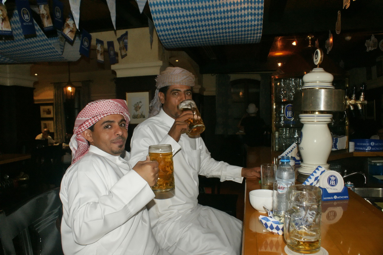 Арабская пито. Пиво в арабских Эмиратах. Что пьют арабы. Объединённые арабские эмираты алкоголь. Араб с пивом.
