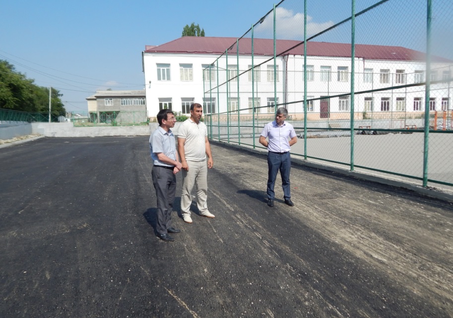 Во дворе Карабудахкентской гимназии  уложили  асфальт