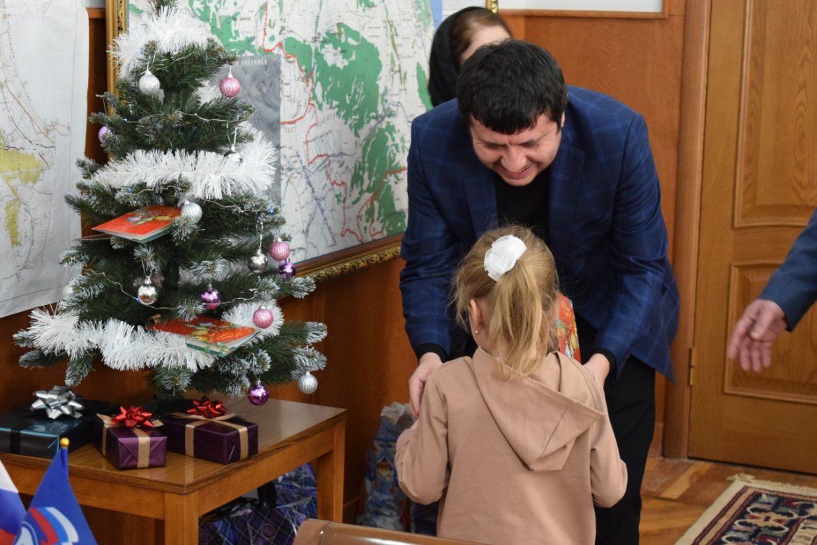 Депутат Магомед Магомедов принял участие в акции «Елка желаний»