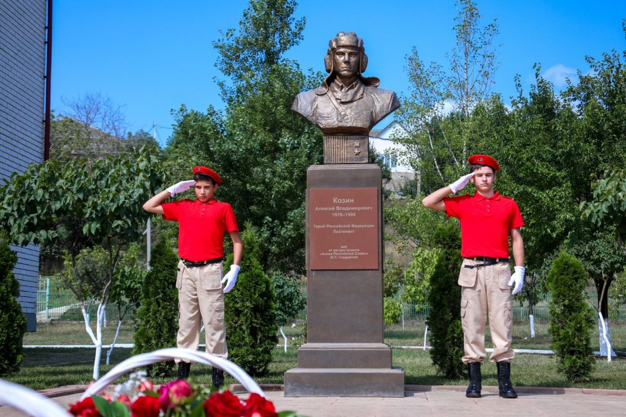 Глава Дагестана посетил памятник Герою России Алексею Козину