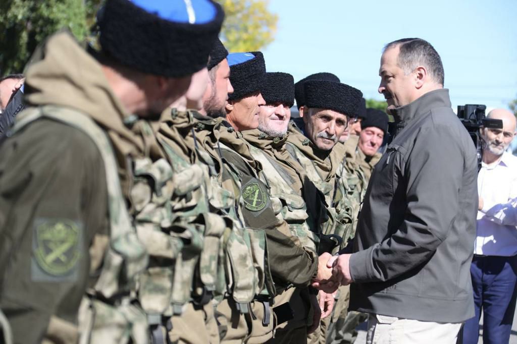 "Будьте вместе, будьте рядом! При необходимости надо друг друга и выручать, и спасать", напутствовал  Сергей Меликов добровольцев