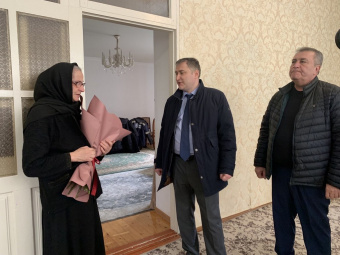 Мурад Казиев в Дербентском районе поздравил матерей и жен участников СВО с 8 марта