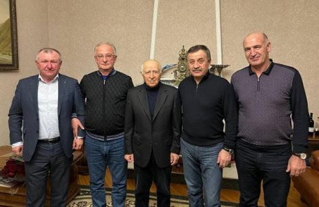 Амирханов поздравил Первого президента Республики Дагестан