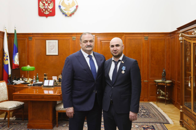 Депутат-доброволец Абдулла Магомедов получил медаль Амет-Хана Султана