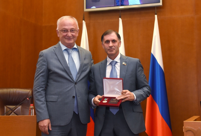 Абдулпатах Амирханов вручил награды депутатам дагестанского парламента