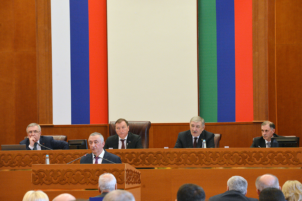 На сессии парламента был заслушан отчет о деятельности Счетной палаты  РД