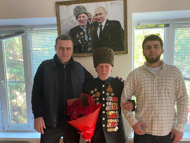 Депутаты-единороссы Махачкалы поздравляют ветеранов ВОВ