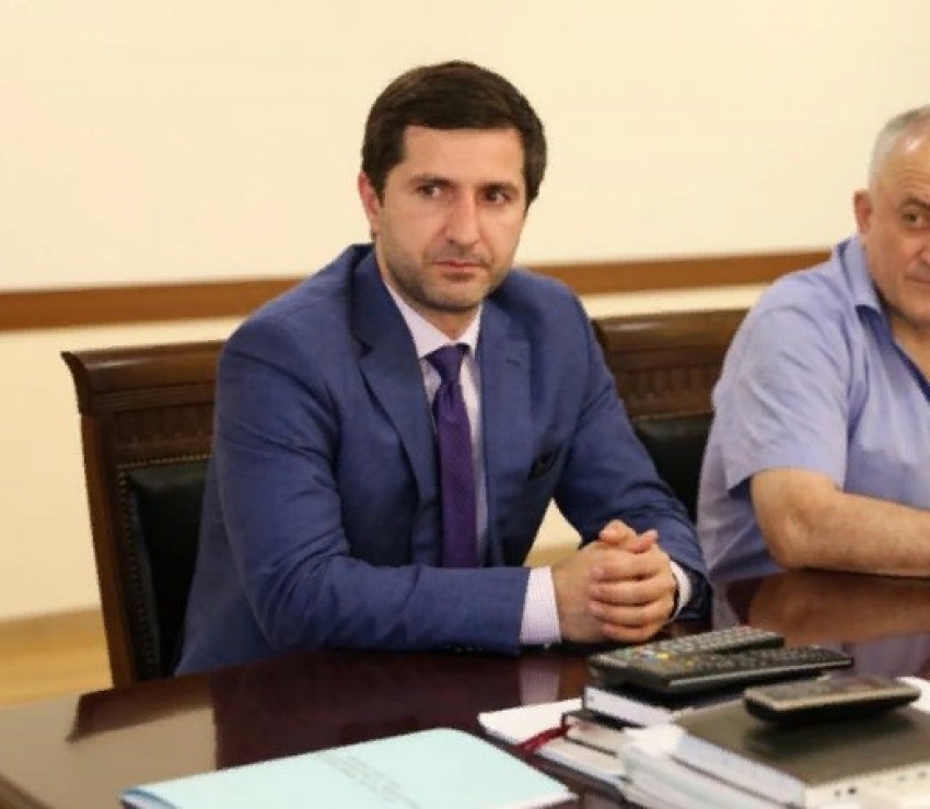 Эмеев заменил Амирханова на время его болезни